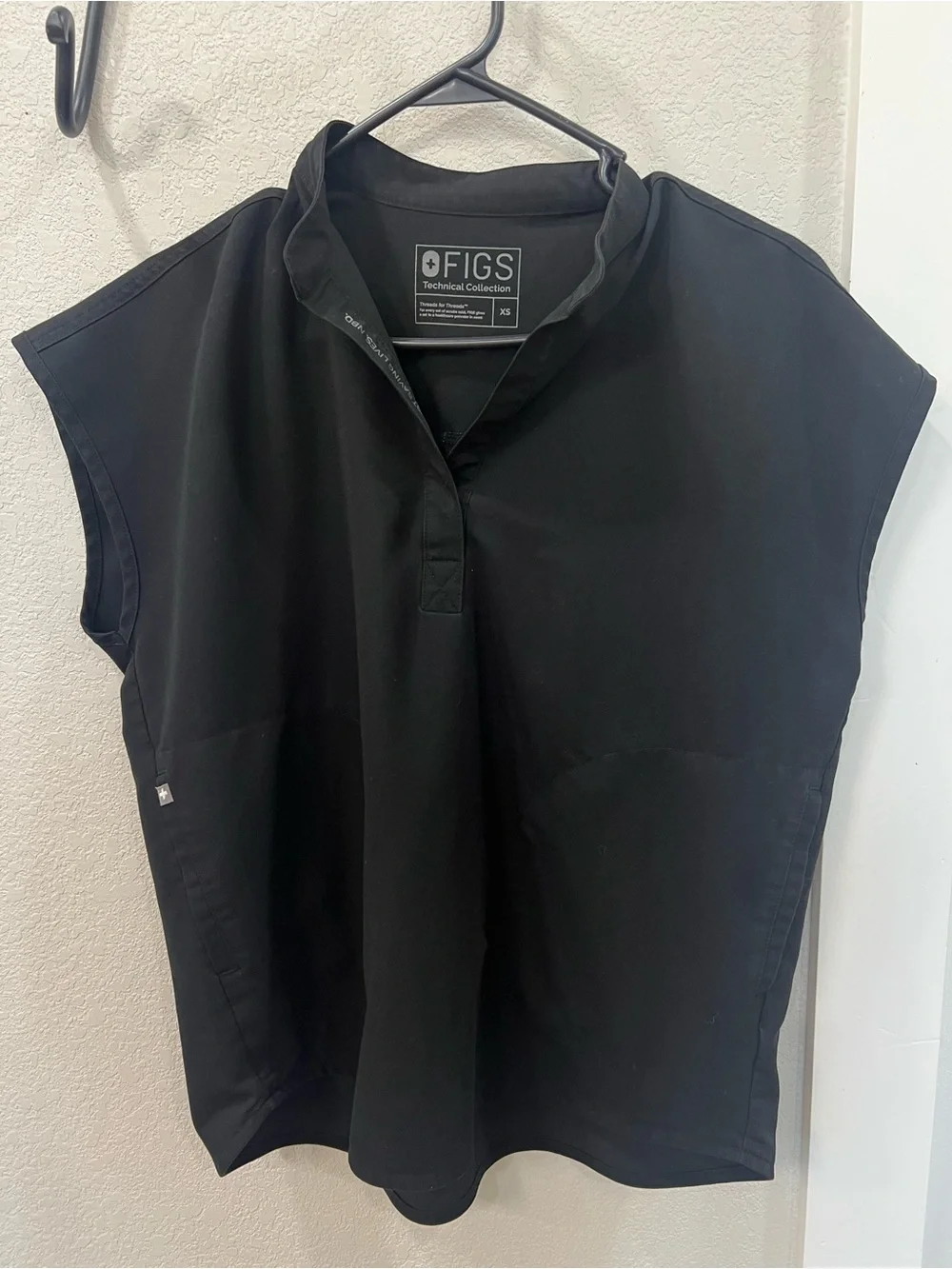 FIGS women’s black Rafaela scrub top - Picture 1 of 2